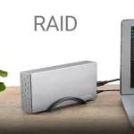 در RAID، دیسک‌های مختلف به یکدیگر متصل می‌شوند و داده‌ها بین آن‌ها توزیع می‌شود. انواع مختلف RAID ویژگی‌ها و روش‌های متفاوتی برای توزیع، دوباره‌سازی، و حفاظت از داده‌ها را ارائه می‌دهند.